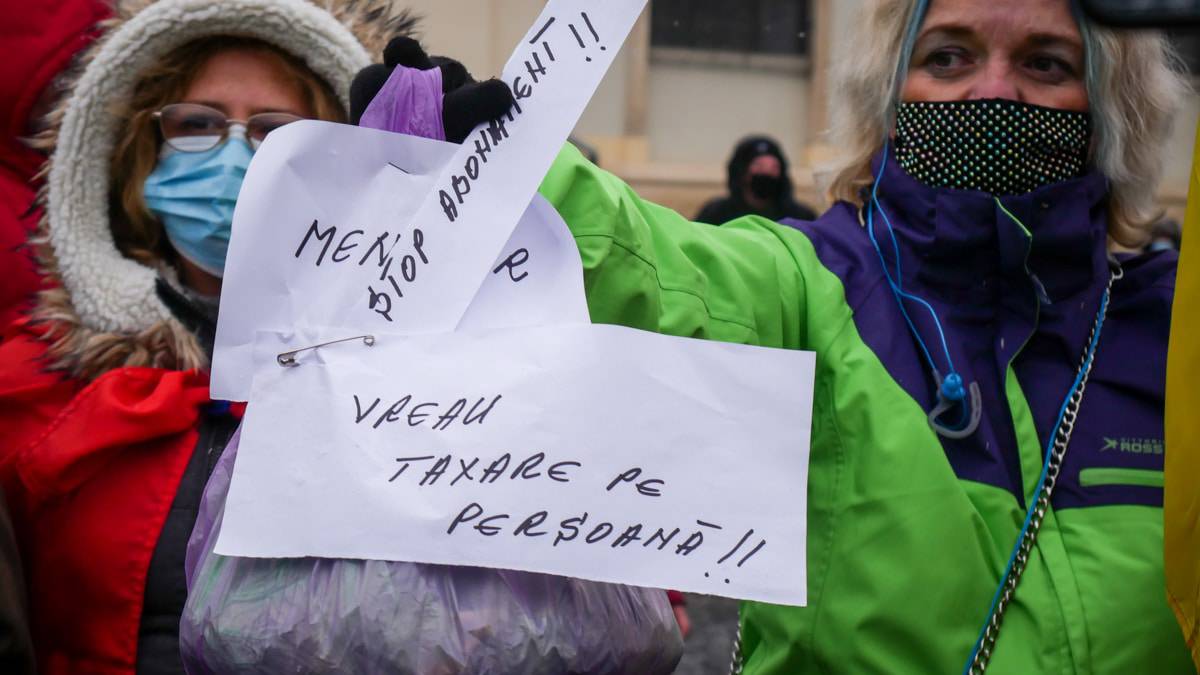 video foto sute de oameni au protestat la sibiu - ”ei au pus o taxă din pix și proștii să plătească”