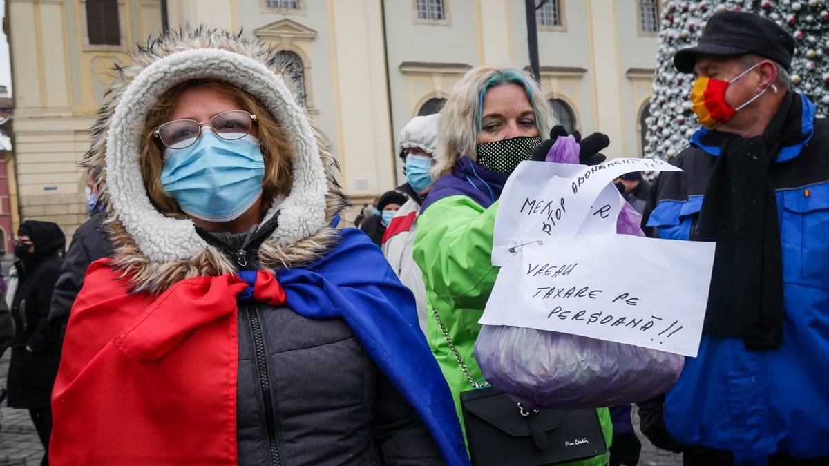 video foto sute de oameni au protestat la sibiu - ”ei au pus o taxă din pix și proștii să plătească”