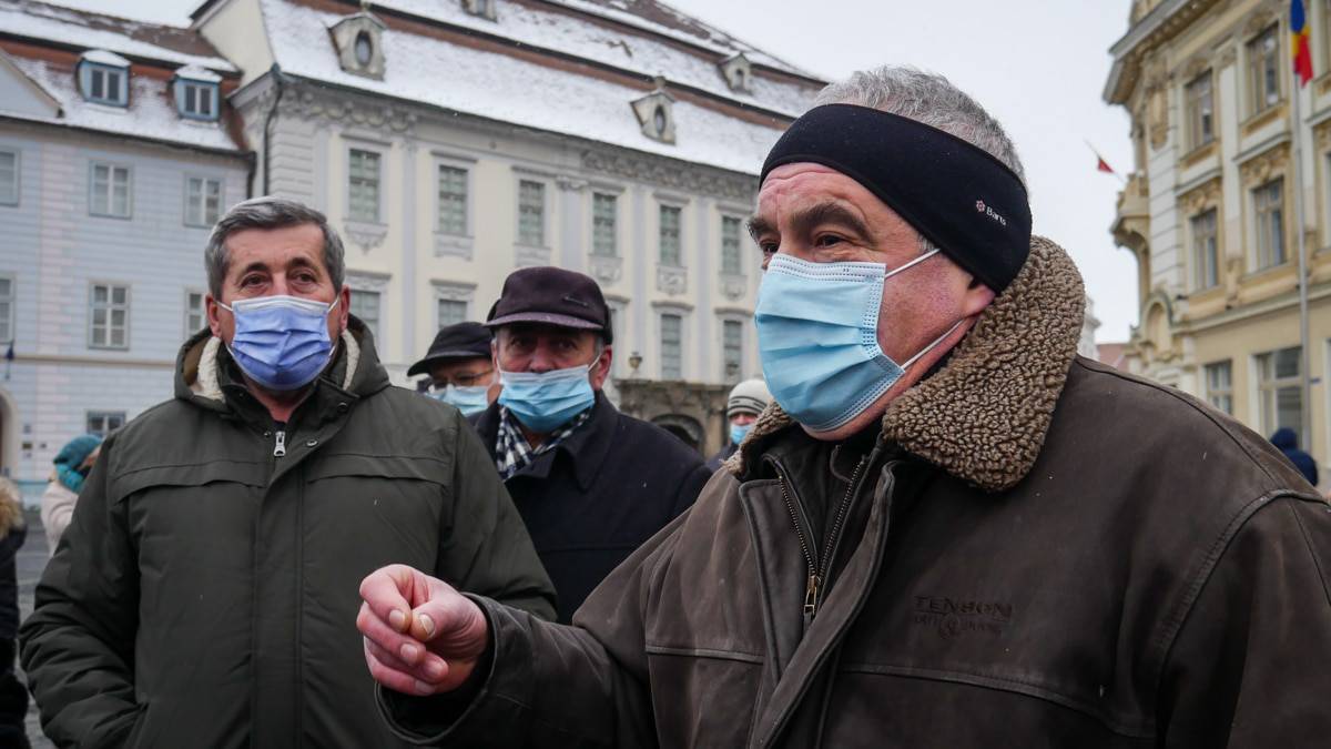 video foto sute de oameni au protestat la sibiu - ”ei au pus o taxă din pix și proștii să plătească”