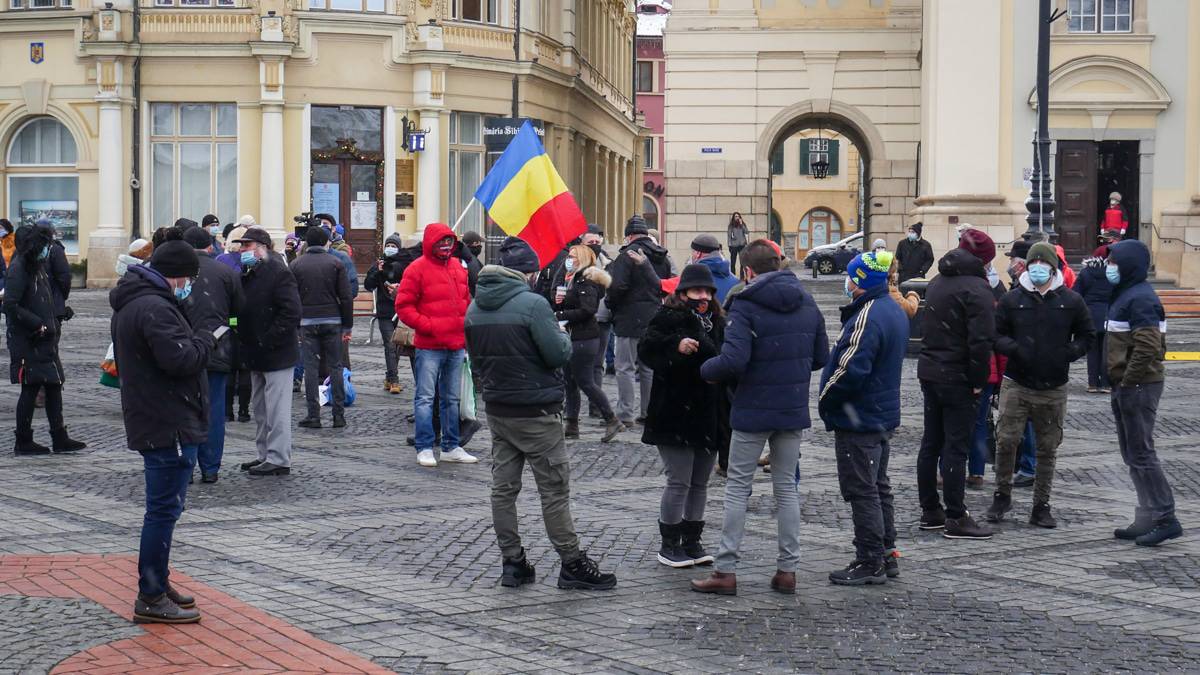 video foto sute de oameni au protestat la sibiu - ”ei au pus o taxă din pix și proștii să plătească”