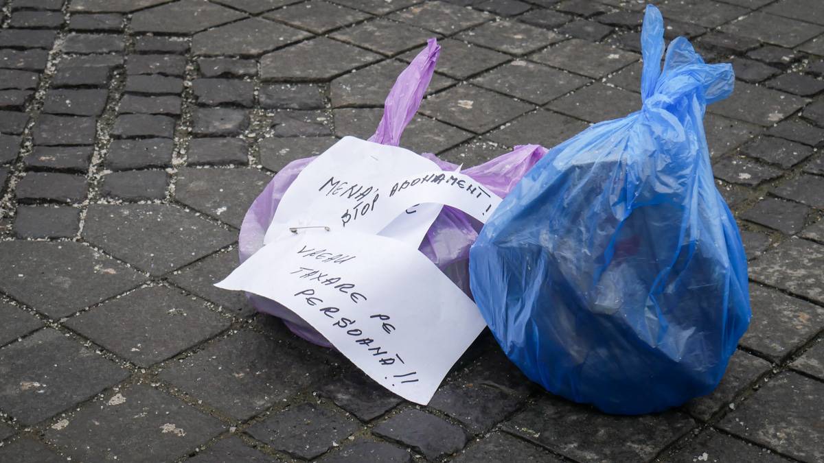 video foto sute de oameni au protestat la sibiu - ”ei au pus o taxă din pix și proștii să plătească”