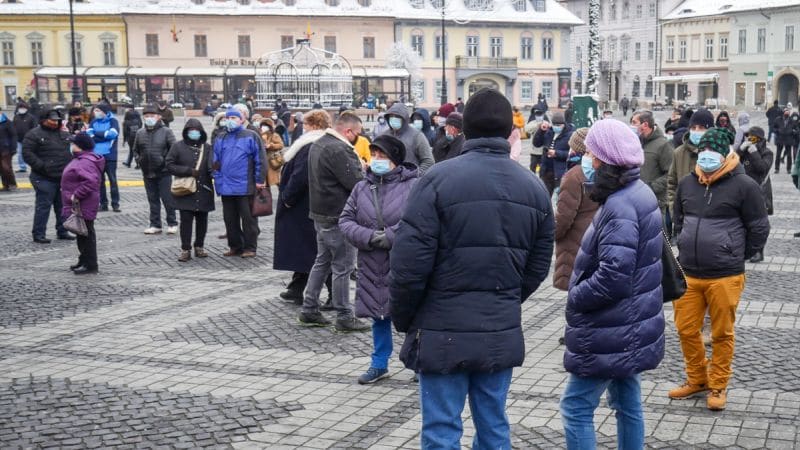 video foto sute de oameni au protestat la sibiu - ”ei au pus o taxă din pix și proștii să plătească”