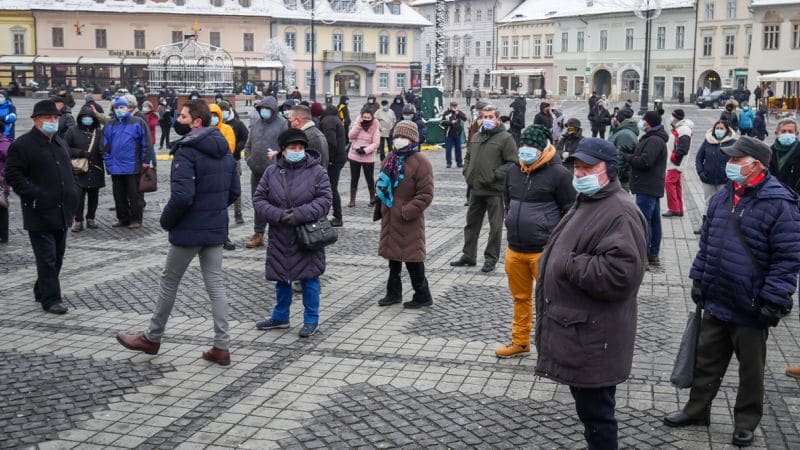 video foto sute de oameni au protestat la sibiu - ”ei au pus o taxă din pix și proștii să plătească”