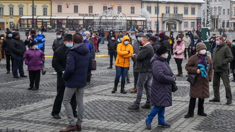 live video foto - peste o sută de sibieni protestează în piața mare împotriva majorării taxei de salubritate