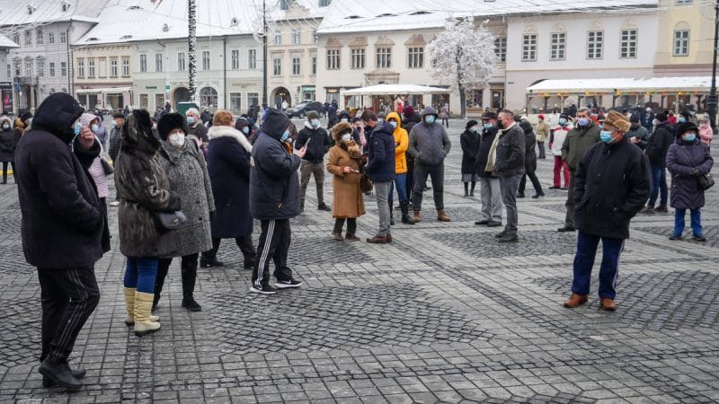 video foto sute de oameni au protestat la sibiu - ”ei au pus o taxă din pix și proștii să plătească”