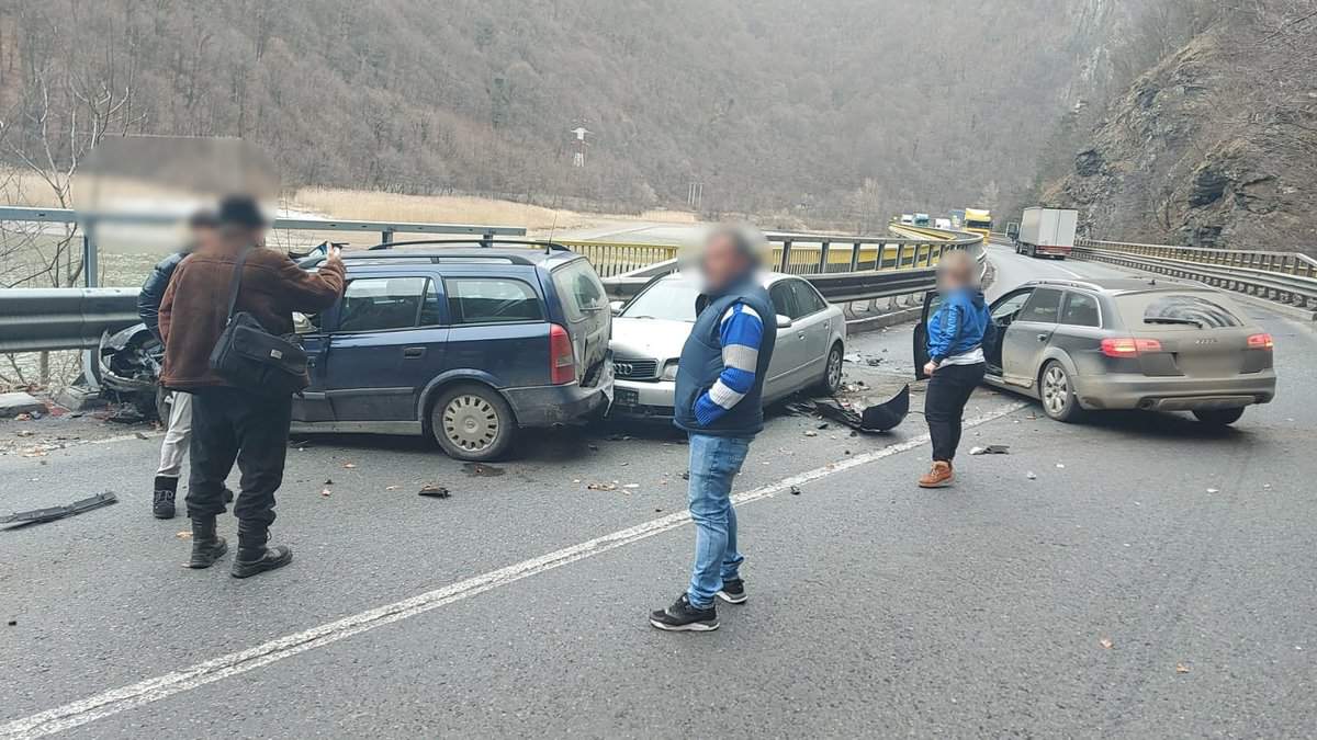 Accident cu trei mașini pe DN7 la Călimănești - Trafic blocat total