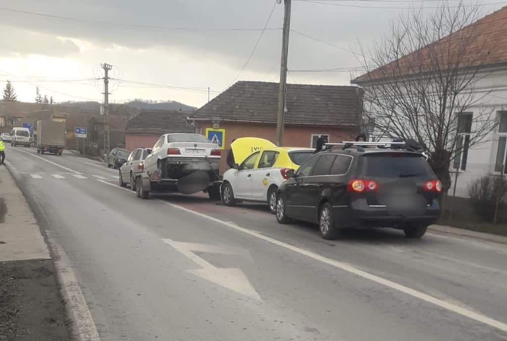 accident în lanț la copșa mică - taxi înfipt într-o remorcă