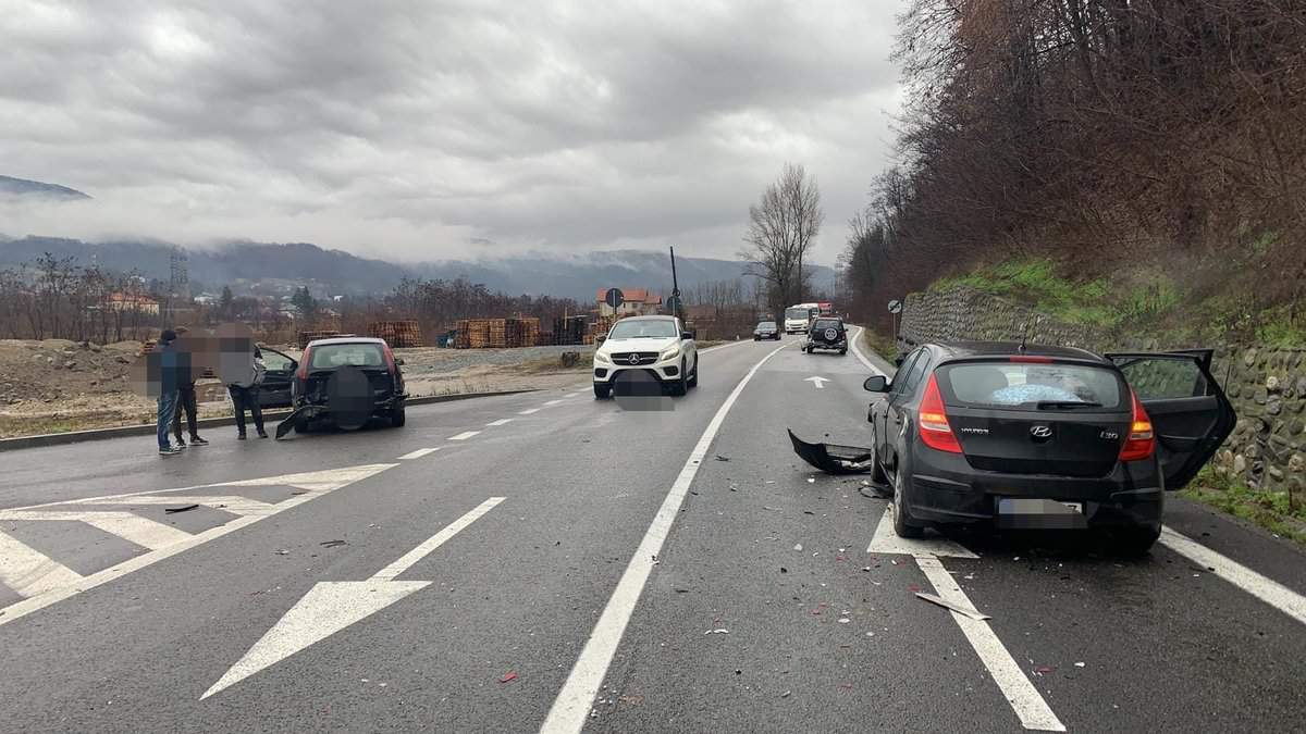 accident cu trei mașini între vâlcea și sibiu - patru răniți, printre care doi copii