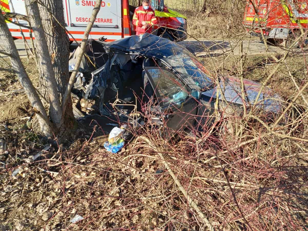 foto: accidentul de la fofeldea - doua victime inconștiente duse la spital