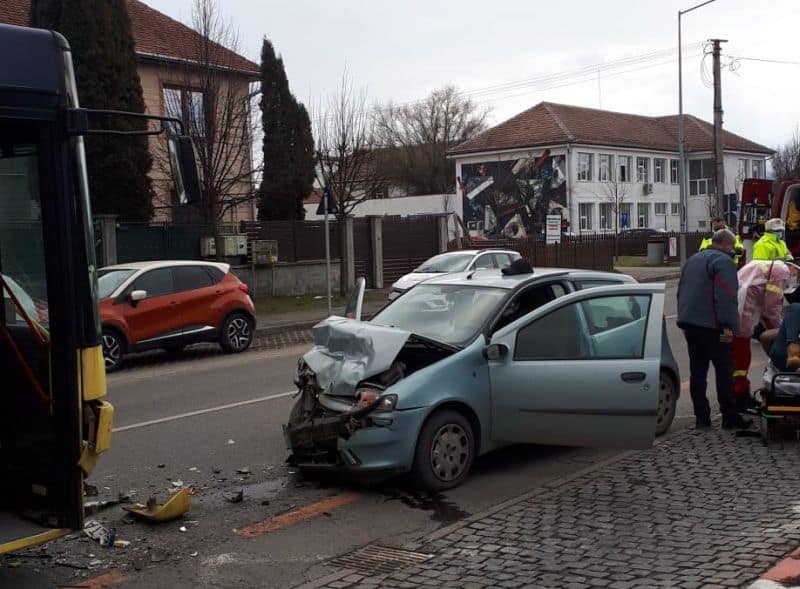 accident pe calea poplăcii - un autobuz tursib s-a ciocnit cu o mașină