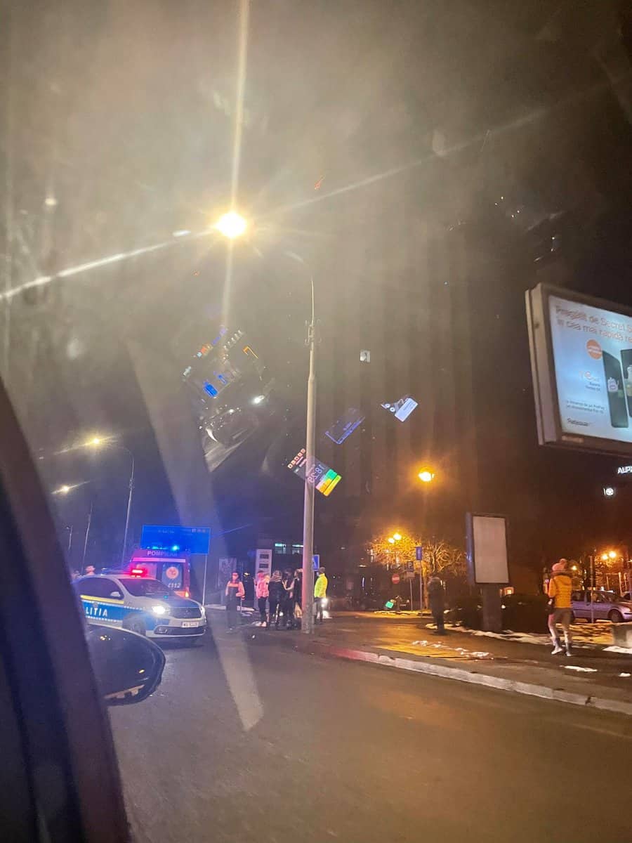 FOTO: Accident rutier în Piața Unirii - Un pieton este rănit