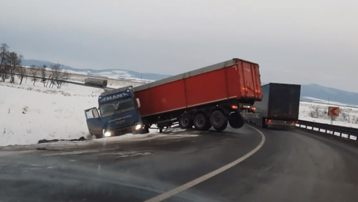 Accident spectaculos între Sibiu și Brașov - Un TIR s-a răsturnat pe marginea drumului