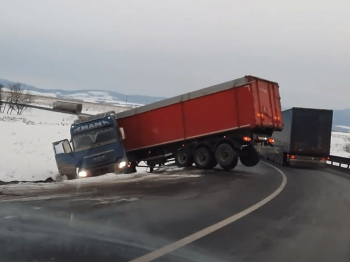 Accident spectaculos între Sibiu și Brașov - Un TIR s-a răsturnat pe marginea drumului