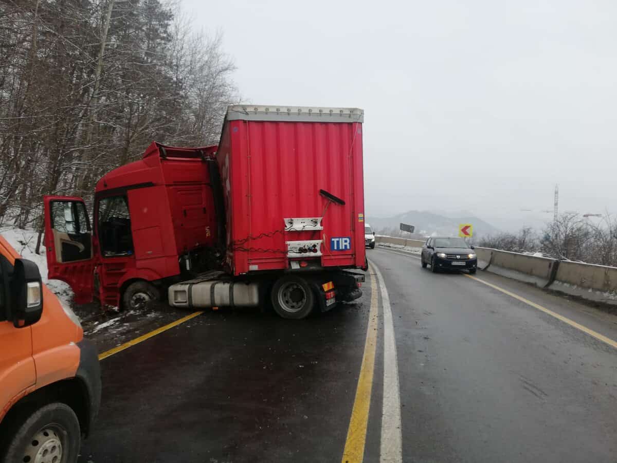 FOTO - TIR în șanț pe coborâre dinspre Boița către Tălmaciu - Un sens este blocat