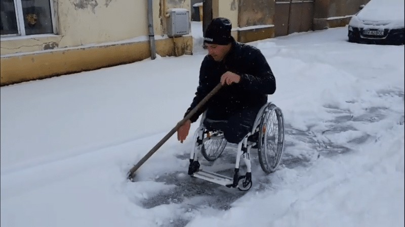 video emoționant - un bărbat în scaun cu rotile deszăpezește în fața casei - ”trebuie să lupt”