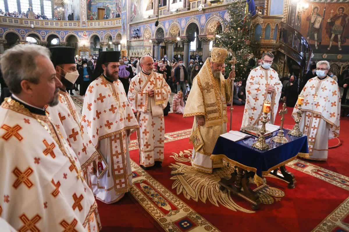 foto: preoți fără mască la slujbele din catedrala mitropolitană – unii o poartă, alții nu