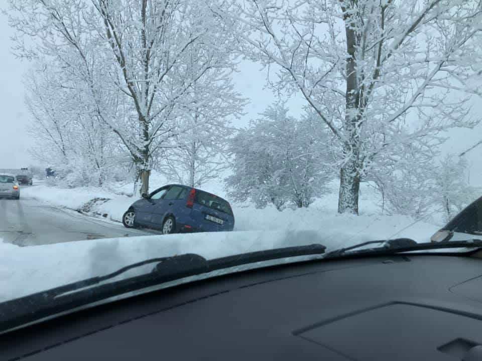 foto - mașini blocate de nămeți pe drumul hoților - au ajuns în șant