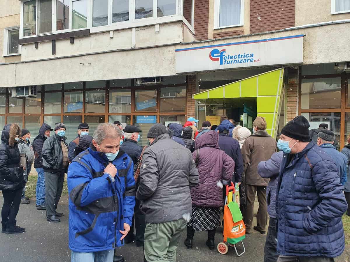 coadă uriașă la sediul electrica furnizare din sibiu