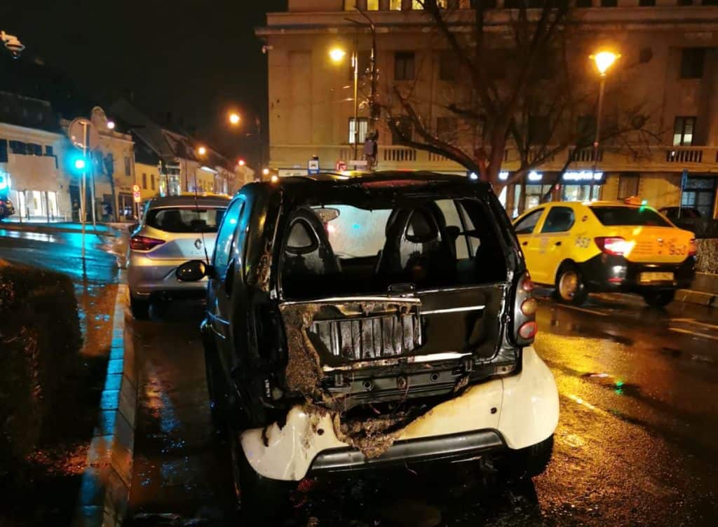 update incendiu auto în centrul sibiului - un smart a ars pe bălcescu