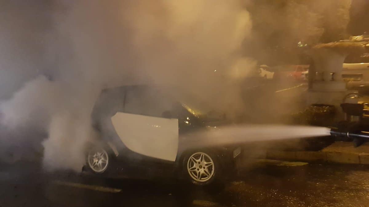 update incendiu auto în centrul sibiului - un smart a ars pe bălcescu