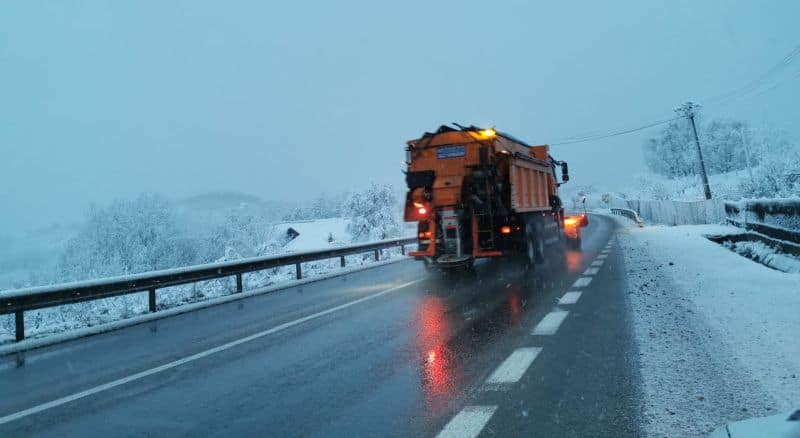 video foto - ninge puternic și pe valea oltului - traficul este îngreunat