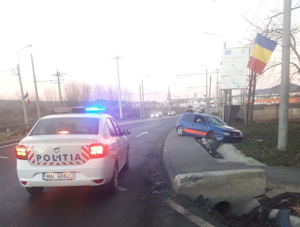 un șofer beat a intrat cu mașina într-un cap de pod la mediaș