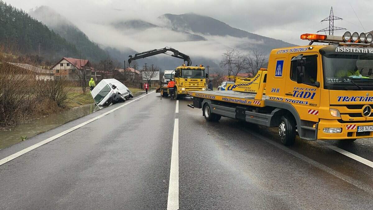 autoutilitară în șanț pe dn7 la robești