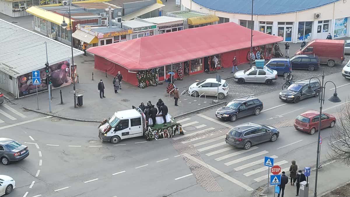 video: înmormântare cu alai în zona centrală a sibiului - paradă cu sicriul desfăcut și live pe facebook