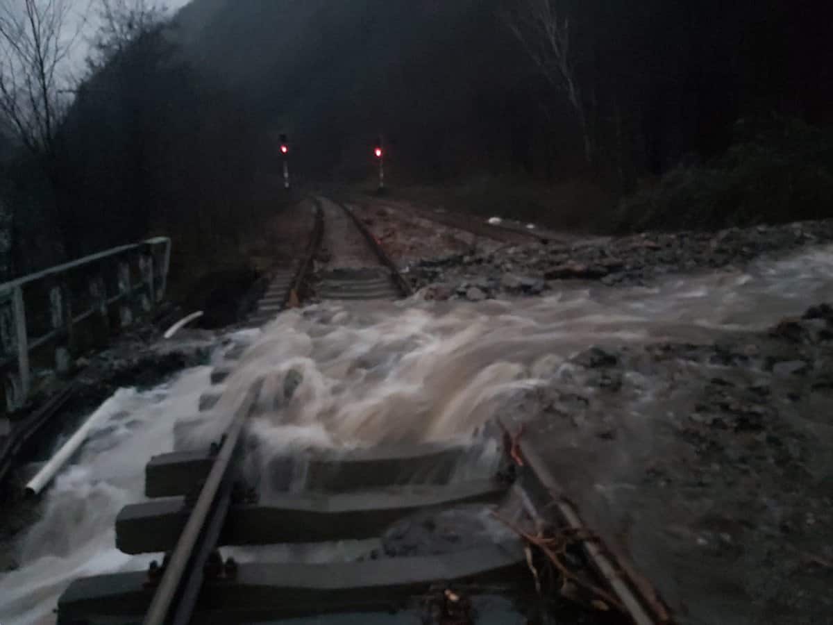 video foto - valea oltului blocată de căderi de pietre - traficul auto serios afectat