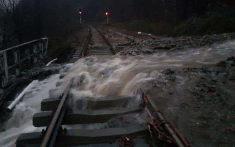 video foto - valea oltului blocată de căderi de pietre - traficul auto serios afectat