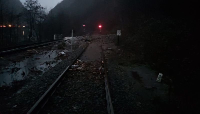 video foto - valea oltului blocată de căderi de pietre - traficul auto serios afectat