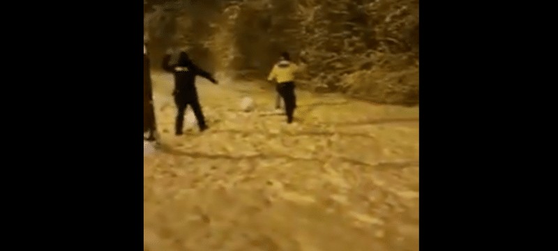 video - polițiști în ''misiune specială''. s-au bulgărit cu câțiva copii pe calea dumbrăvii