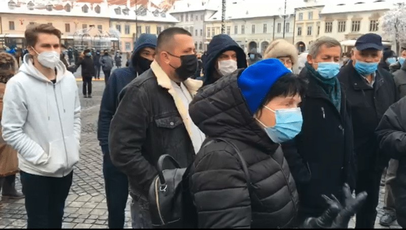 live video foto - peste o sută de sibieni protestează în piața mare împotriva majorării taxei de salubritate