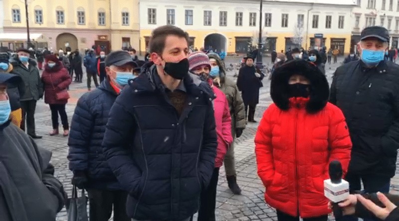 live video foto - peste o sută de sibieni protestează în piața mare împotriva majorării taxei de salubritate