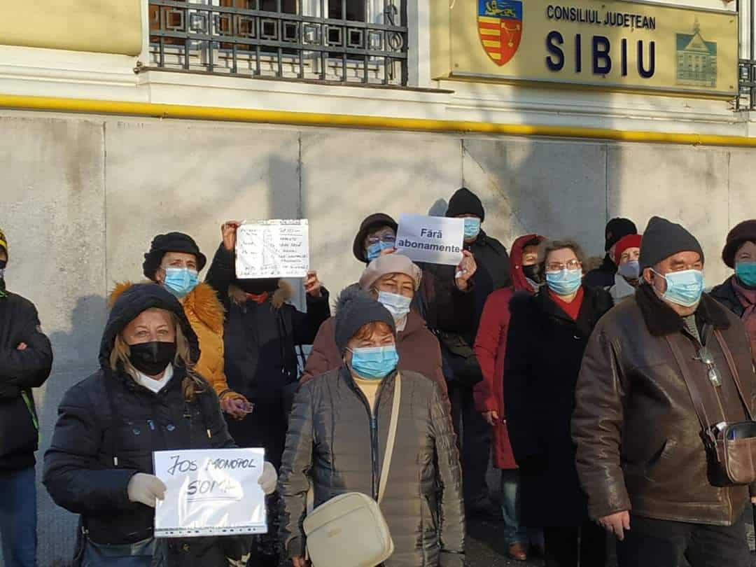 foto protest în centrul sibiului împotriva majorării taxei de salubrizare - au fost puțini oameni