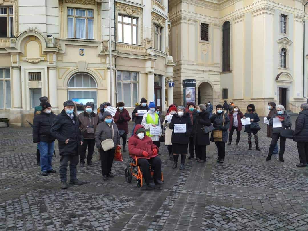 foto protest în centrul sibiului împotriva majorării taxei de salubrizare - au fost puțini oameni