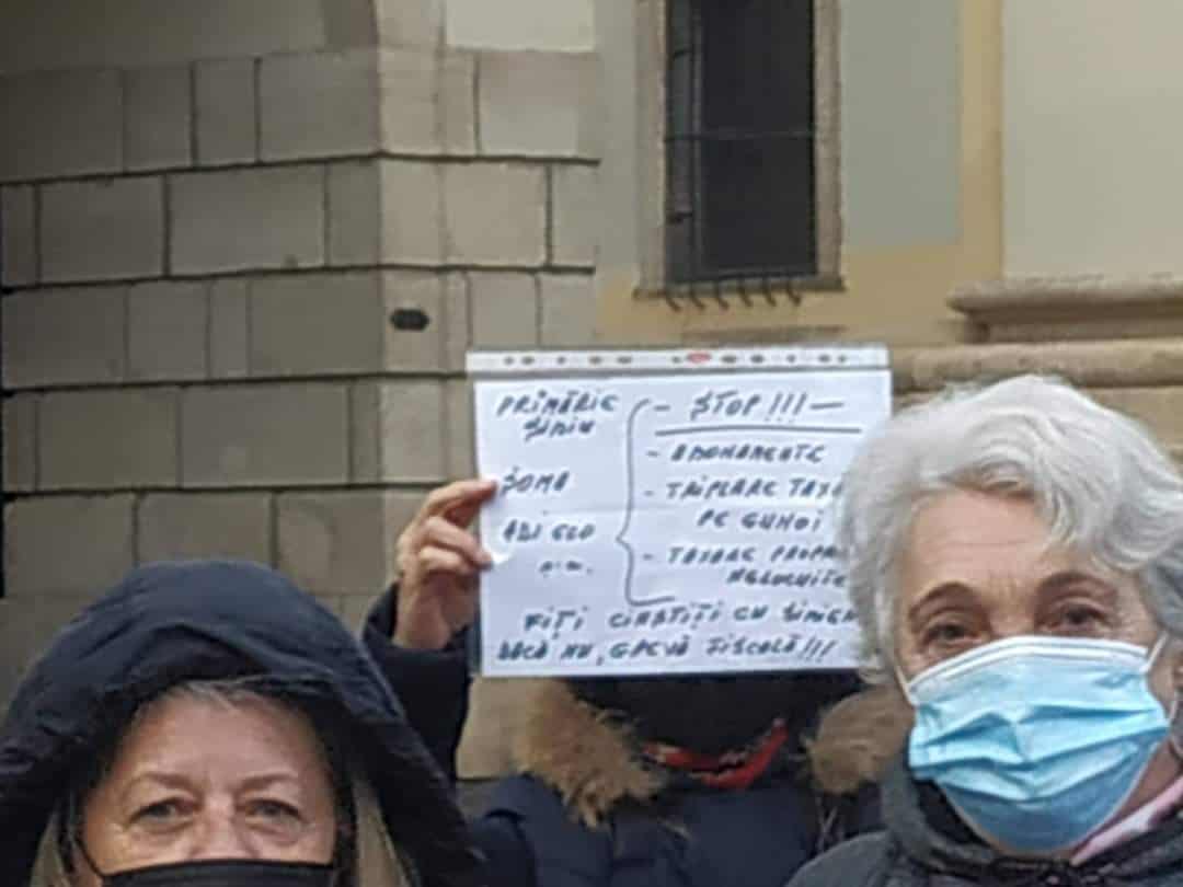 foto protest în centrul sibiului împotriva majorării taxei de salubrizare - au fost puțini oameni