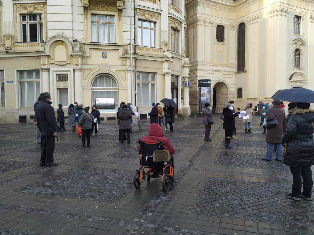 foto protest în centrul sibiului împotriva majorării taxei de salubrizare - au fost puțini oameni