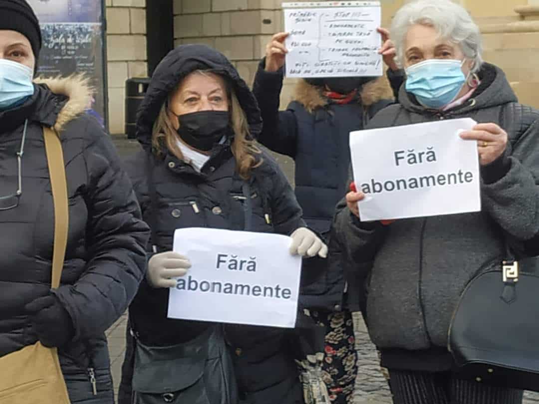 foto protest în centrul sibiului împotriva majorării taxei de salubrizare - au fost puțini oameni