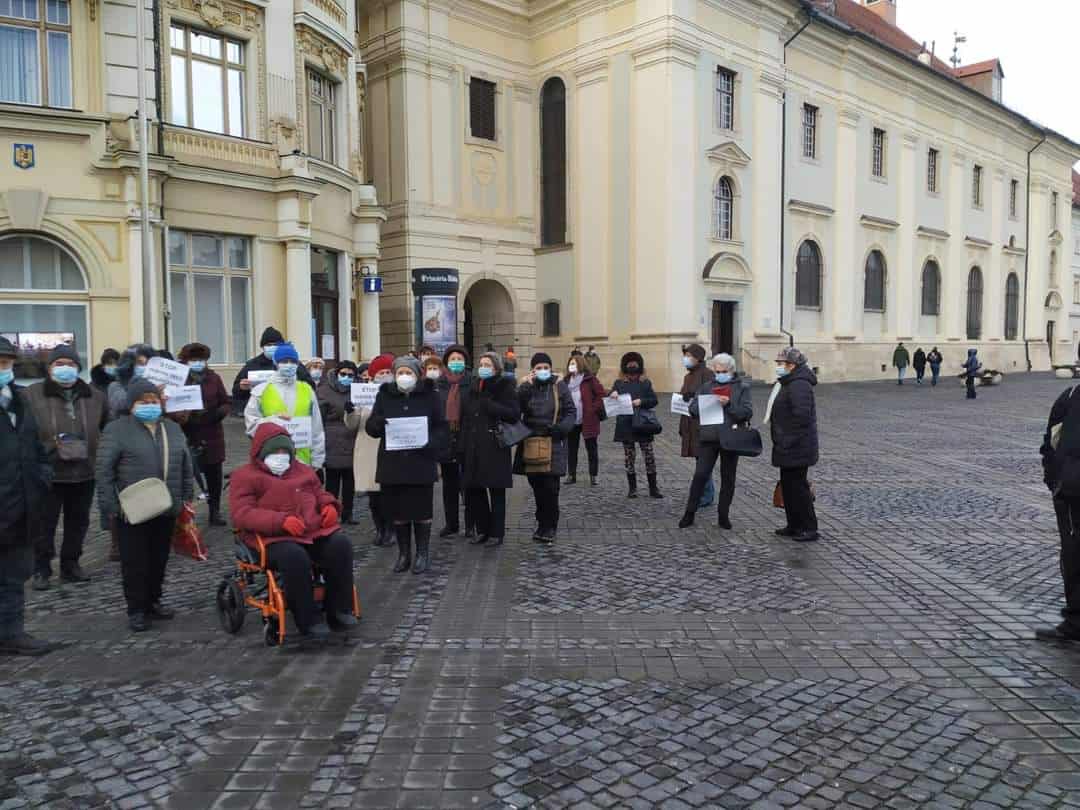 foto protest în centrul sibiului împotriva majorării taxei de salubrizare - au fost puțini oameni