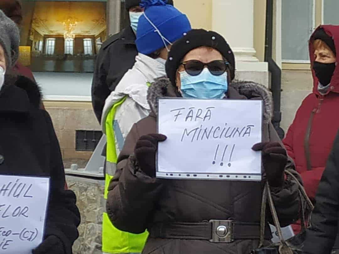 foto protest în centrul sibiului împotriva majorării taxei de salubrizare - au fost puțini oameni