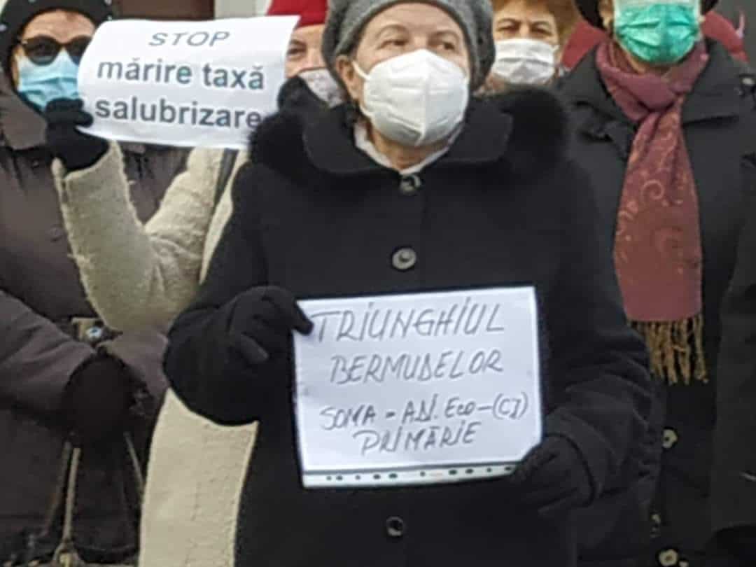 foto protest în centrul sibiului împotriva majorării taxei de salubrizare - au fost puțini oameni