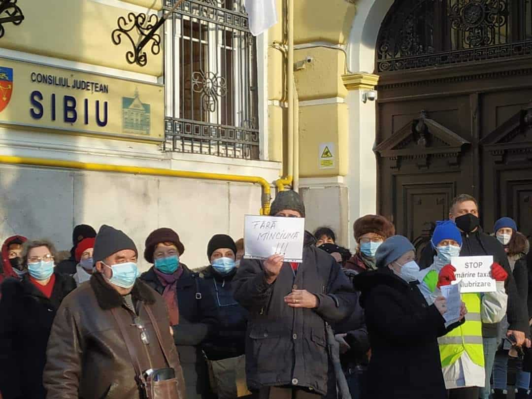 foto protest în centrul sibiului împotriva majorării taxei de salubrizare - au fost puțini oameni