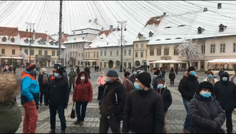 live video foto - peste o sută de sibieni protestează în piața mare împotriva majorării taxei de salubritate