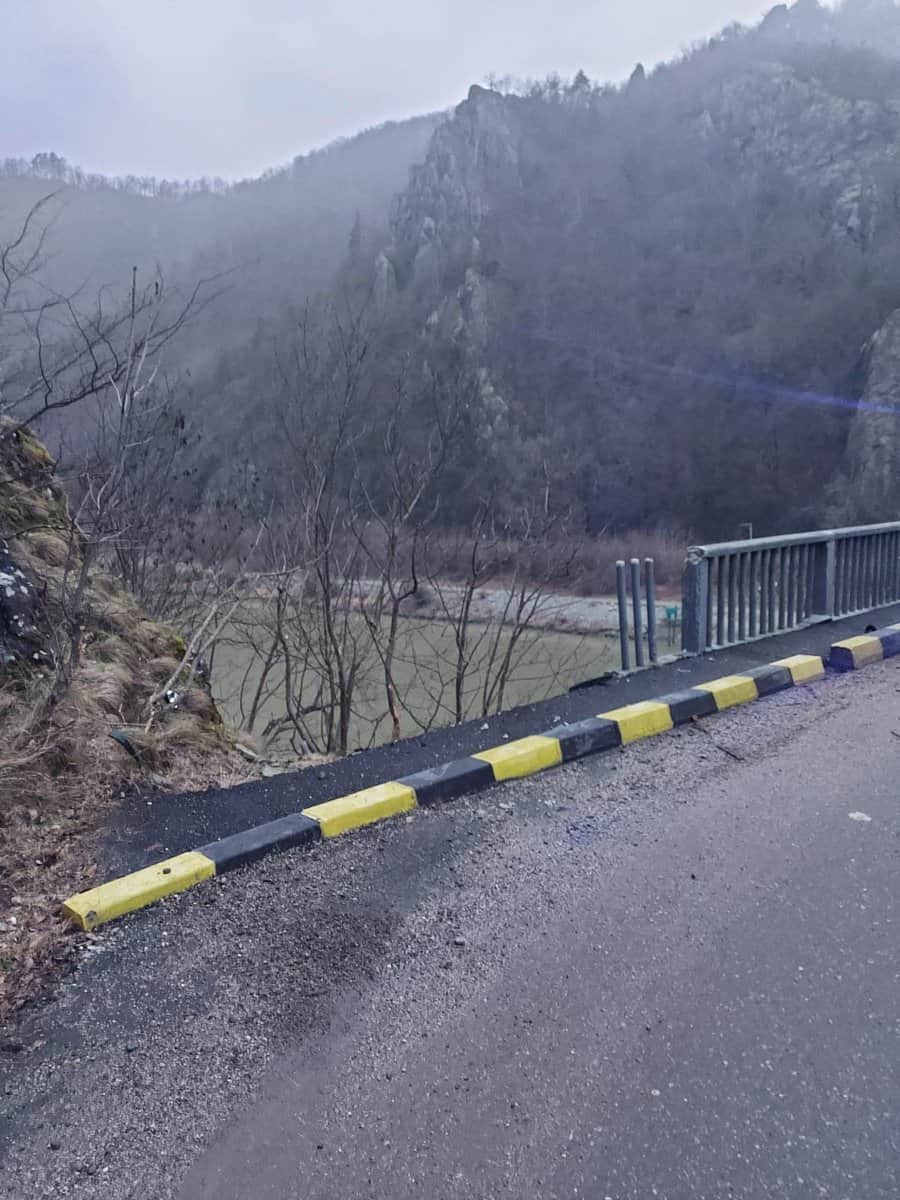 update video foto mașină căzută în olt - doi tineri răniți