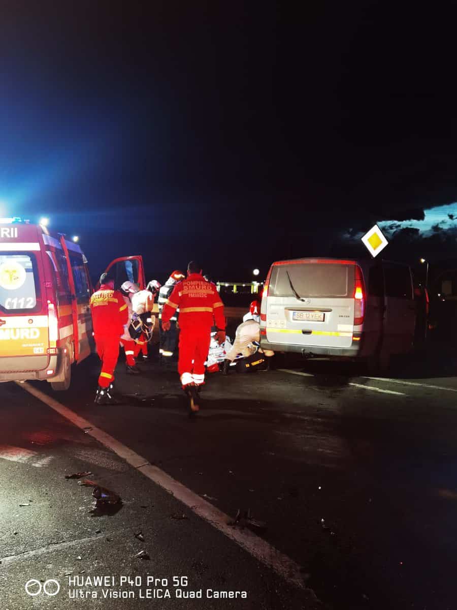 FOTO: Accident mortal pe DN1 la Avrig - Un microbuz s-a izbit de o mașină