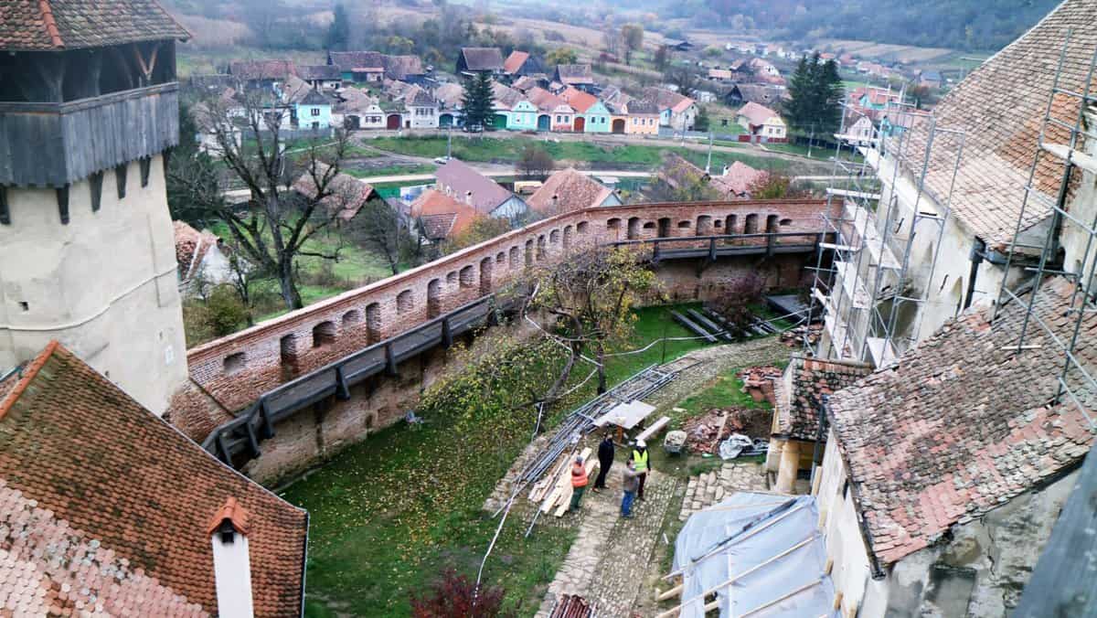 restaurarea bisericii evanghelice din alma vii, la jumătatea drumului