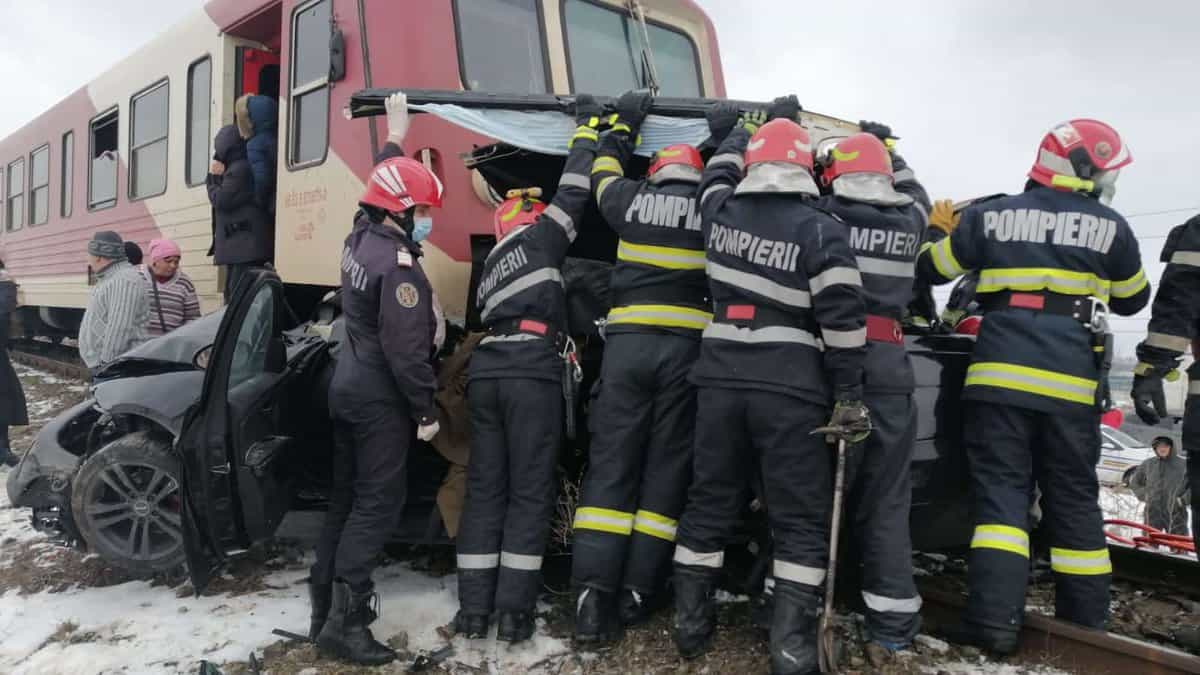 foto - accident mortal teribil - mașină spulberată de un tren. două persoane au decedat