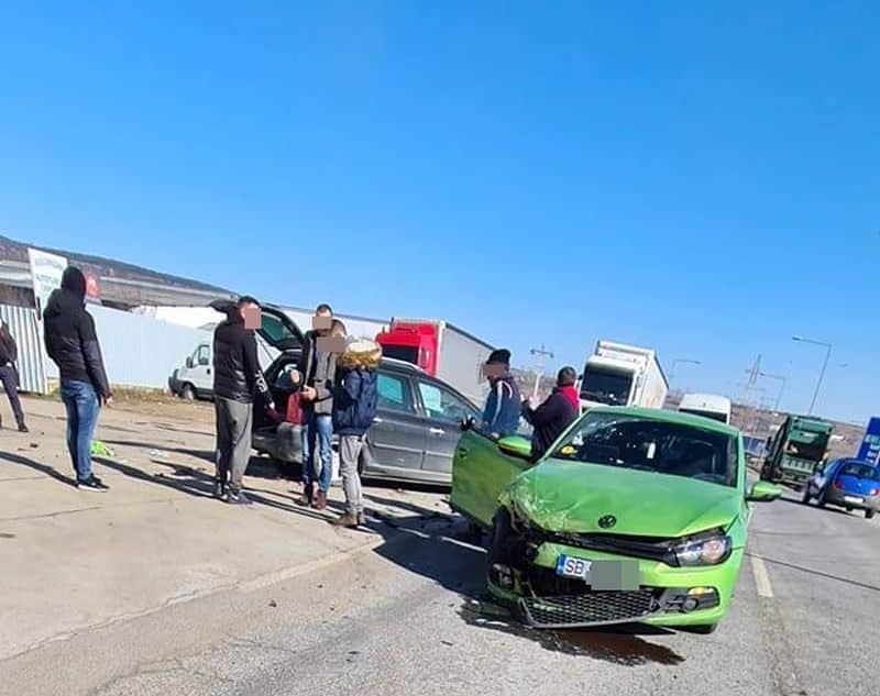 accident cu două mașini în sibiu - un șofer începător este rănit