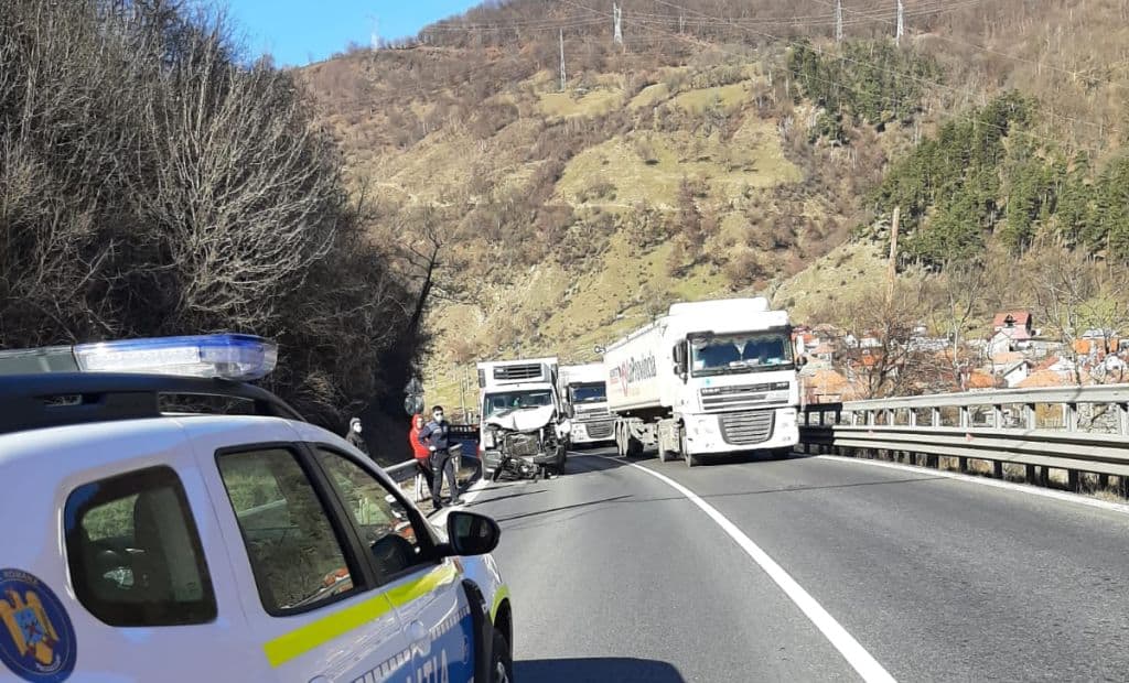 Accident între un TIR și o autoutilitară pe Valea Oltului la Câineni